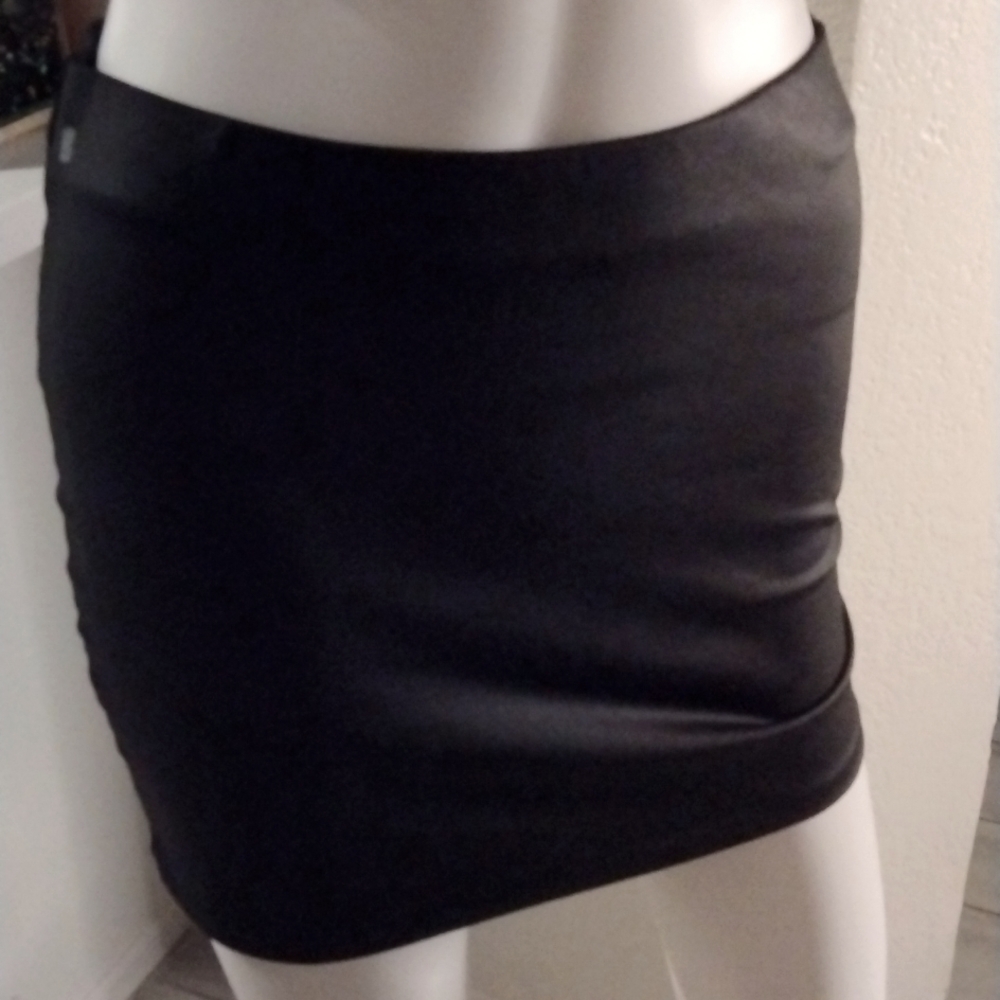 Black faux leather mini skirt Size S zipper in‎ back